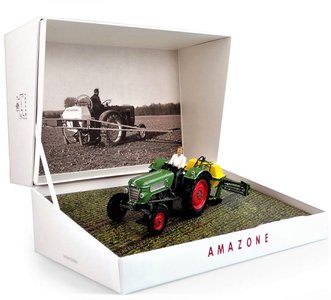 UNIVERSAL HOBBIES | FENDT 2 MET AMAZONE S300 SPRAYER EN FIGUUR LIM. ED. 1960 | 1:32