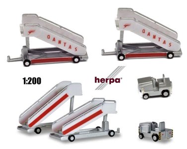 HERPA | QANTAS HISTORISCHE PASSAGIERS TRAPPEN MET TRACTOR | 1:200