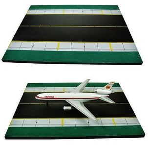 INFLIGHT200 | RUNWAY DISPLAY DECK (WOOD) | 1:200