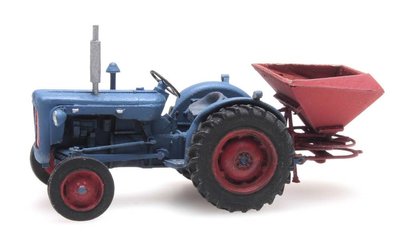 ARTITEC | TRACTOR FORDSON MET KUNSTMESTSTROOIER (KANT EN KLAAR) | 1:87